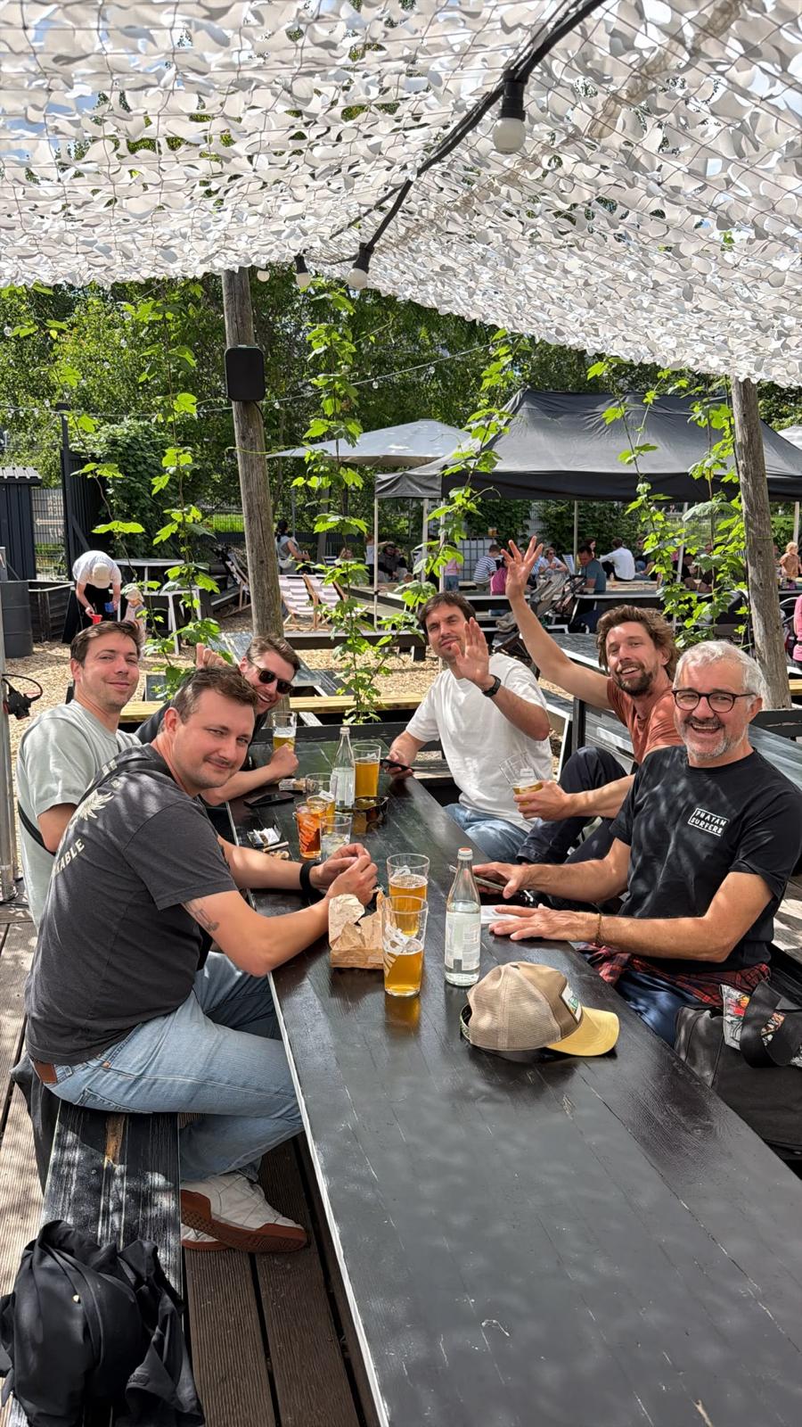 Mehrere Leute sitzen im Biergarten