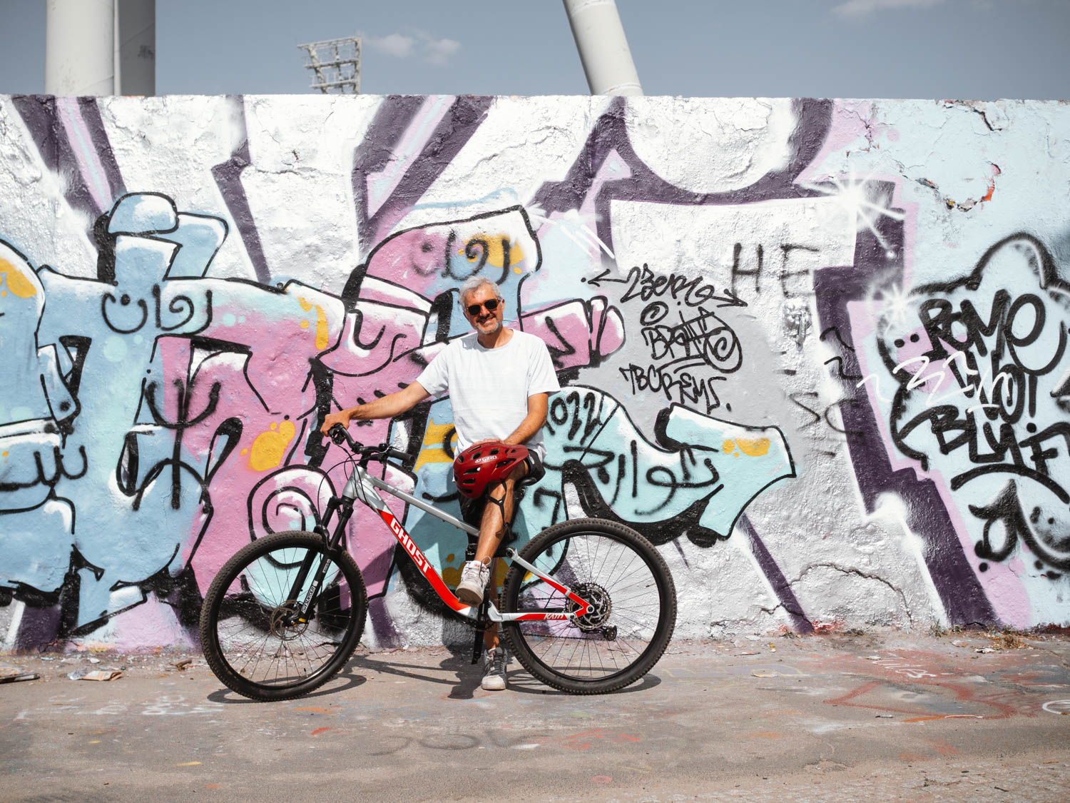 An der Mauer mit Urby.Bike auf tour