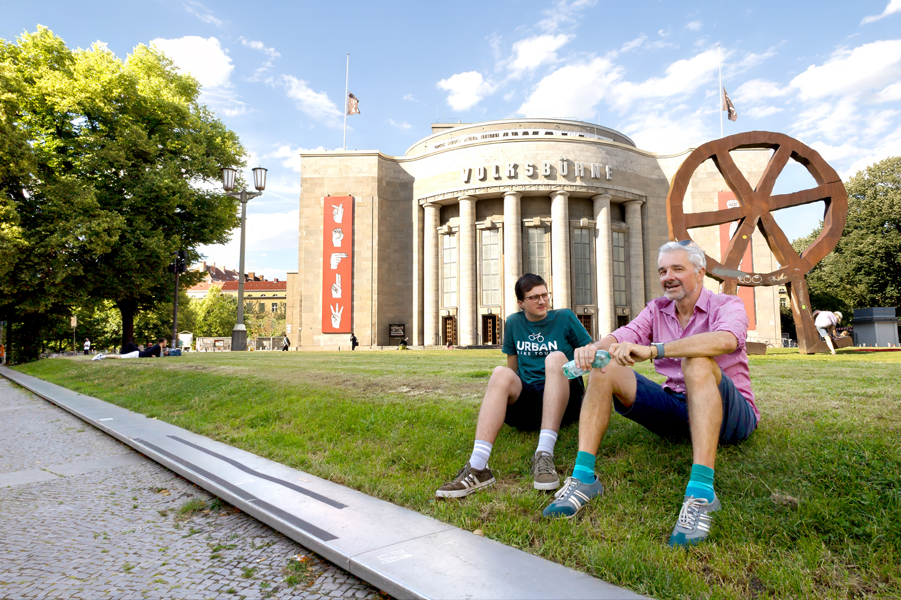 Heinz und Jordi vor der Volksbühne