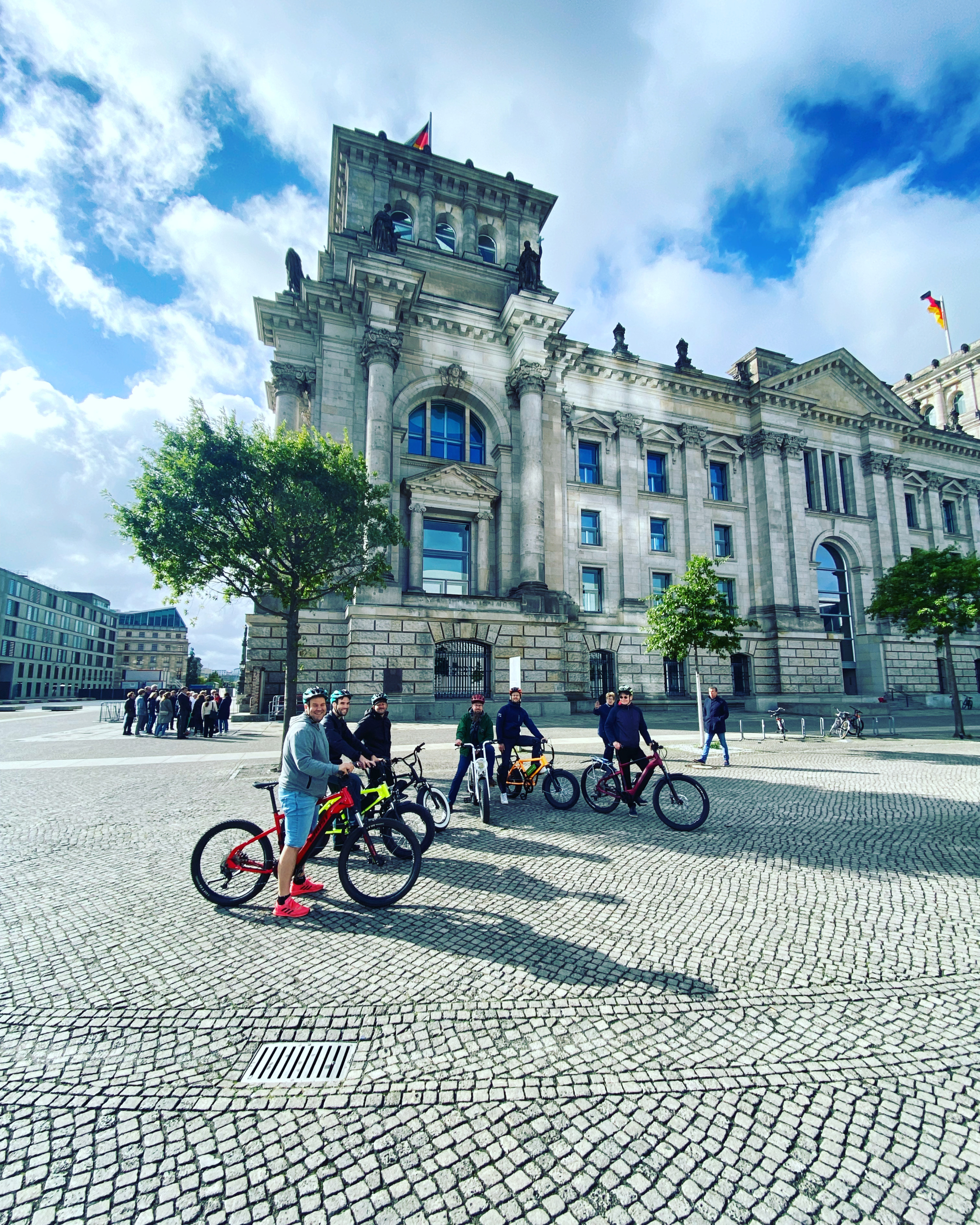 Radtour vorm Reichstag